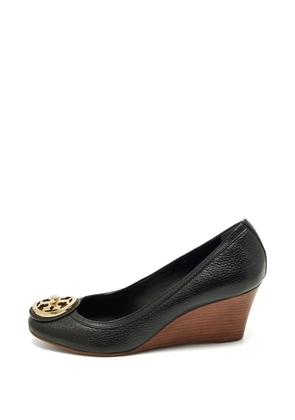 Tory Burch logo-detail wedge pumps - Black