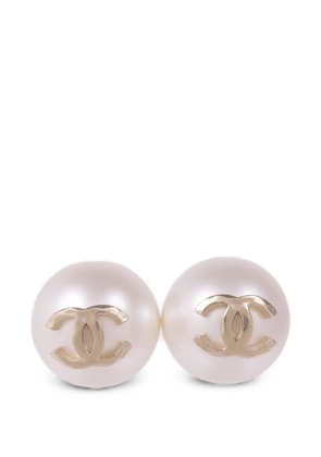 CHANEL Pre-Owned CC faux-pearl earrings - White