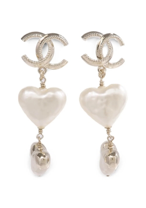 CHANEL Pre-Owned CC heart-pendant earrings - Gold