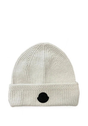 Moncler logo-patch ribbed-knit beanie hat - Neutrals