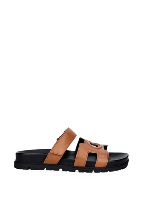 GUESS USA Fashiey logo-patch touch-strap sandals - Brown
