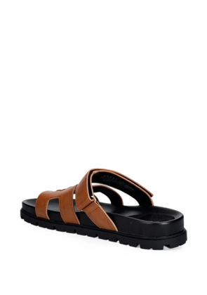 GUESS USA Fashiey logo-patch touch-strap sandals - Brown