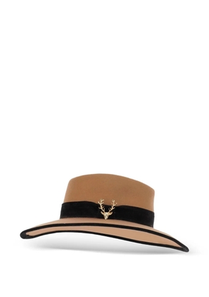 ALEXIA ÁLVAREZ DE TOLEDO brooch-detail wide-brim hat - Neutrals