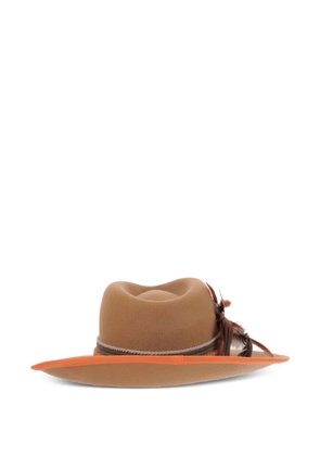 ALEXIA ÁLVAREZ DE TOLEDO feather-detail wide-brim hat - Neutrals
