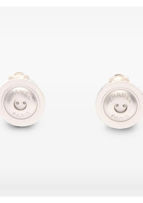 CHANEL Pre-Owned 1986-1988 logo-engraved earrings - Silver