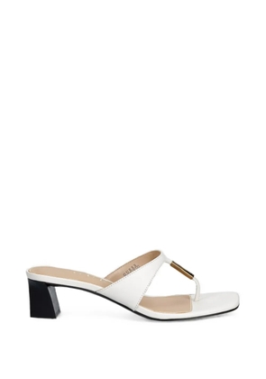 GUESS USA Yaiza logo-plaque square-toe sandals - White