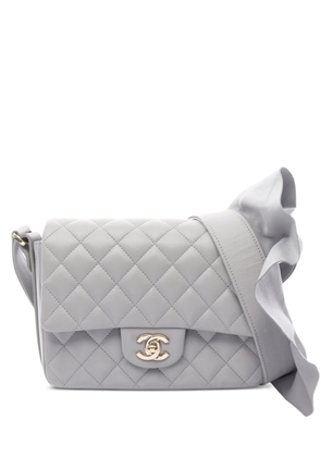CHANEL Pre-Owned 2020-2021 frill-detail quilted shoulder bag - Grey