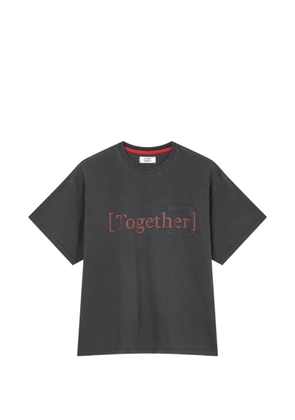 TOMBOY slogan-print chest-pocket T-shirt - Grey