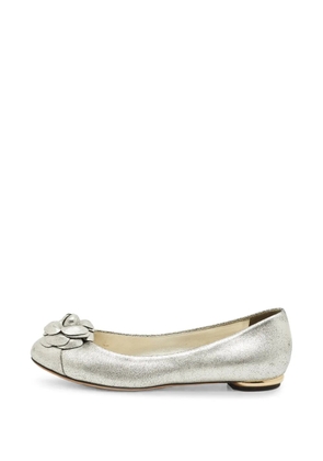 CHANEL Pre-Owned Camelia ballet flats - Silver