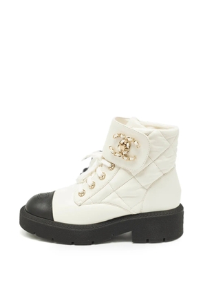 CHANEL Pre-Owned CC quilted combat boots - White