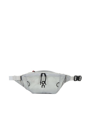 On Waist Pack 2L Lite in Glacier - White. Size all.