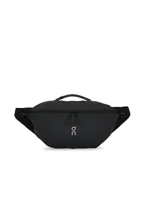 On Sling Pack 9L in Magnet & Black - Black. Size all.