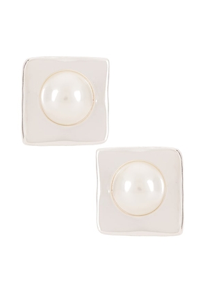 retrofete Nikki Pearl Earring in Metallic Silver.