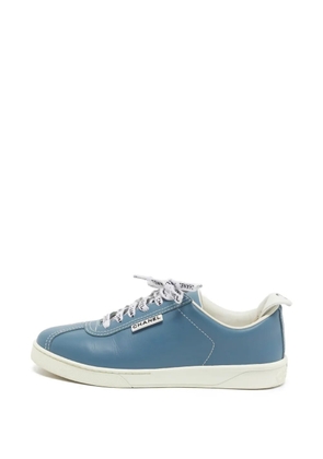 CHANEL Pre-Owned CC lace-up sneakers - Blue