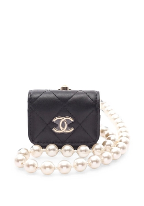 CHANEL Pre-Owned 2021-2022 matelassé AirPods case - Black