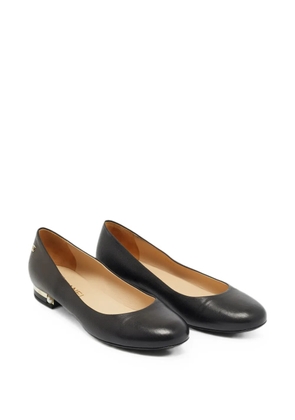 CHANEL Pre-Owned CC pearl-detail ballet flats - Black