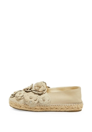 CHANEL Pre-Owned Camellia nubuck-leather espadrilles - Neutrals