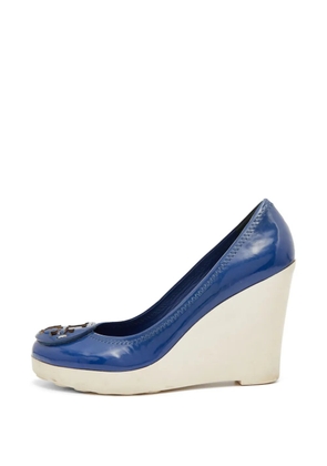 Tory Burch logo platform wedge pumps - Blue