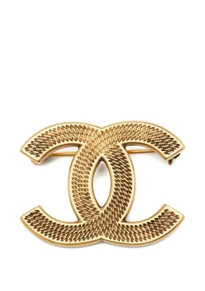 CHANEL Pre-Owned CC-motif textured brooch - Gold
