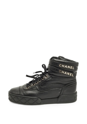 CHANEL Pre-Owned quilted high-top sneakers - Black