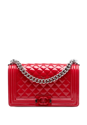 CHANEL Pre-Owned 2014-2015 Old Medium Quilted Patent Acrylic Boy Flap crossbody bag - Red