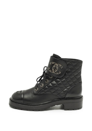 CHANEL Pre-Owned CC quilted combat boots - Black