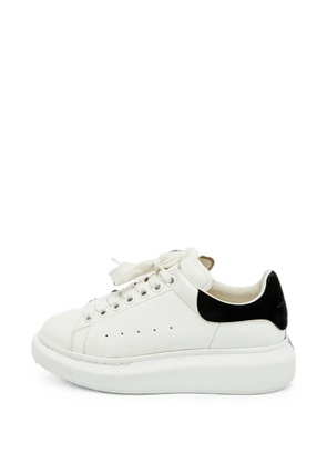 Alexander McQueen Pre-Owned Oversized sneakers - White