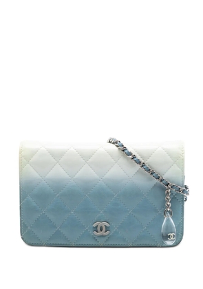 CHANEL Pre-Owned 2018-2018 CC Quilted Ombre Patent and Aged Calfskin Crystal Wallet On Chain crossbody bag - Blue