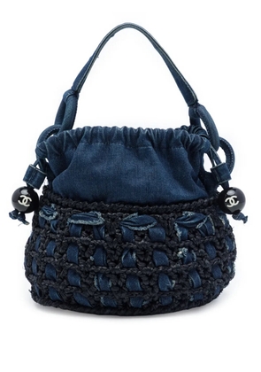CHANEL Pre-Owned 2005-2006 CC Woven Denim and Raffia Drawstring bucket bag - Blue