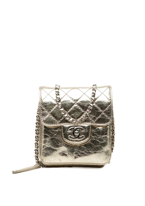 CHANEL Pre-Owned 2012 Quilted Metallic Aged Calfskin Clams Wallet on Chain crossbody bag - Gold