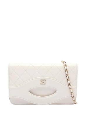 CHANEL Pre-Owned 2021-2026 Quilted Shiny Lambskin 31 Wallet On Chain crossbody bag - White