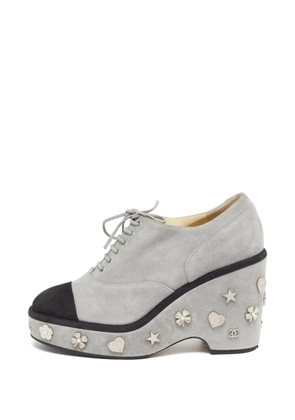 CHANEL Pre-Owned charm-embellished cap-toe wedge pumps - Grey