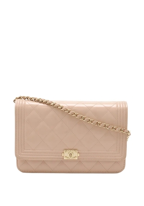 CHANEL Pre-Owned 2016-2017 Quilted Patent Boy Wallet on Chain crossbody bag - Pink