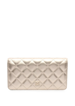 CHANEL Pre-Owned 2014-2015 Matelassé bi-fold wallet - Gold