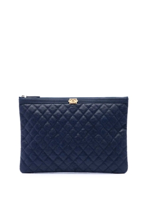 CHANEL Pre-Owned 2018-2019 Large Quilted Caviar Boy O Case clutch bag - Blue