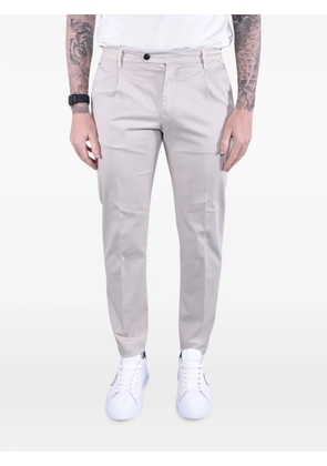 Eleventy pleated garment-dyed chino pants - Neutrals