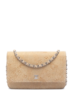 CHANEL Pre-Owned 2013-2014 CC Lace Overlay Goatskin Wallet On Chain crossbody bag - Neutrals