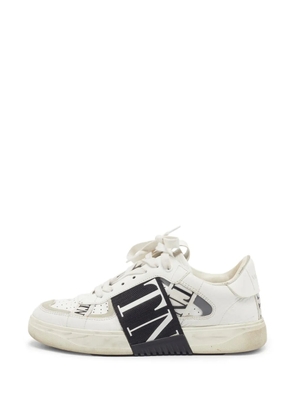 Valentino Garavani Pre-Owned VLTN lace-up sneakers - White