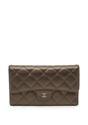 CHANEL Pre-Owned 2009-2010 L Classic Flap quilted continental wallet - Grey