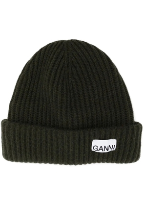 GANNI logo-patch ribbed-knit beanie - Green