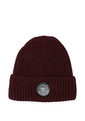 C.P. Company logo-patch ribbed-knit beanie hat - Red