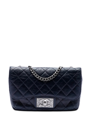 CHANEL Pre-Owned 2015-2016 Medium Quilted Glazed Calfskin CC Plate Flap crossbody bag - Blue