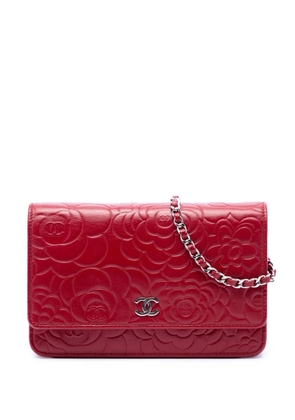 CHANEL Pre-Owned 2014 CC Embossed Lambskin Camellia Wallet On Chain crossbody bag - Red