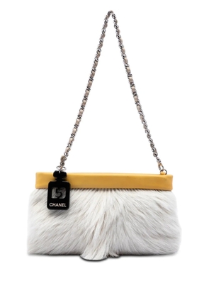 CHANEL Pre-Owned 2005-2006 Rabbit Fur No.5 Perfume Bottle Charm Pochette shoulder bag - White