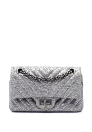 CHANEL Pre-Owned 2016-2017 Chevron Metallic Textured Calfskin Reissue 2.55 Double Flap 224 shoulder bag - Silver