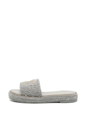 CHANEL Pre-Owned CC Chain flat sandals - Grey