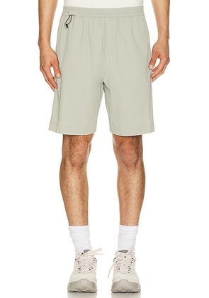 On Courtside Shorts Eaze in Brume - Tan. Size L (also in XS, S, M, XL/1X, XXL/2X).
