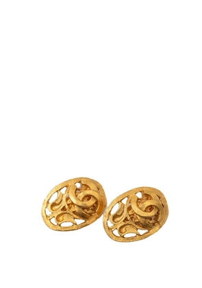 CHANEL Pre-Owned 1995 CC Gold Plated Baroque Motif Oval Clip On Earrings costume earrings