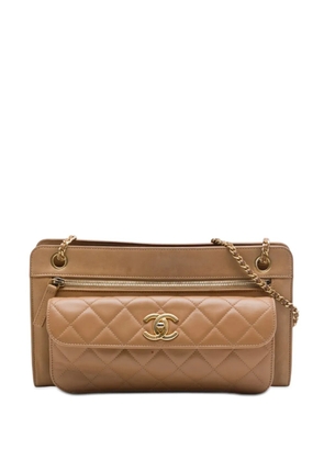 CHANEL Pre-Owned 2011 CC Quilted Lambskin Front Pocket shoulder bag - Brown