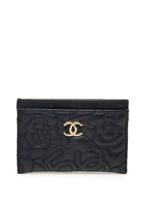 CHANEL Pre-Owned 2018-2019 CC Embossed Lambskin Camellia card holder - Blue